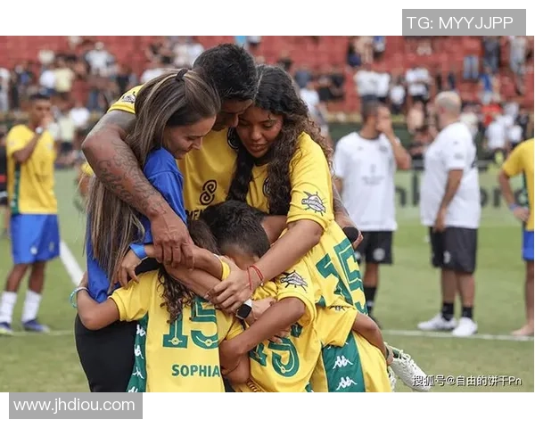 当足球球星的女朋友：光鲜背后的挑战与甜蜜生活