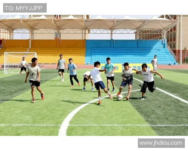 快乐足球星光闪耀 球场英雄齐聚展风采