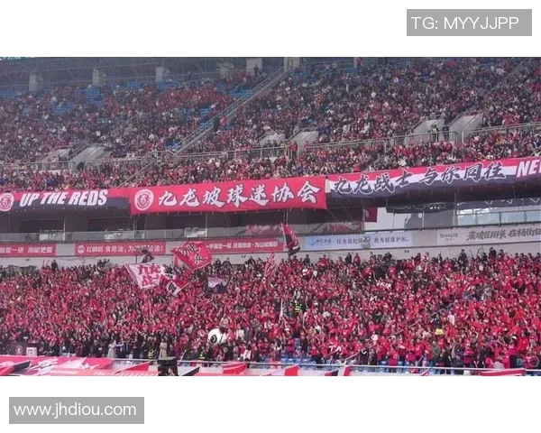 新业坊足球场迎来传奇球星闪耀登场 重燃球迷热情与激情之火