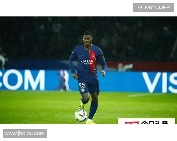 球星在足球赛中获胜意外脱裤成焦点引发全场热议