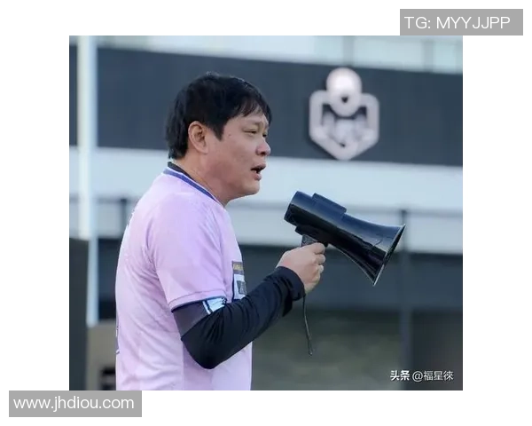 足坛巨星再聚首退役球星友谊赛掀起回忆狂潮