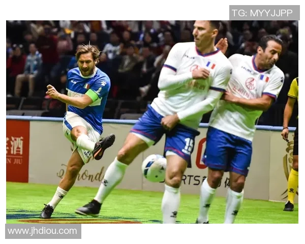 足球巨星赛后豪爽大口吃鸡腿引发球迷热议瞬间成为网络趣味话题