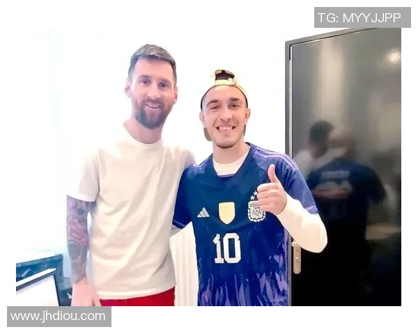 足球巨星鞠躬致敬场面展现荣誉与谦逊精神引发全球球迷热议