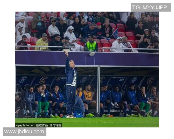 足球球星回头瞬间展现魅力与专注 他们的背影同样引人注目