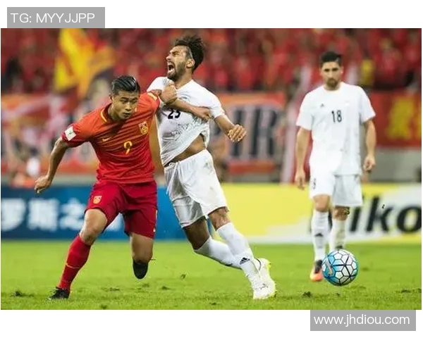 鹰钩鼻足球明星的传奇故事与赛场拼搏精神解析